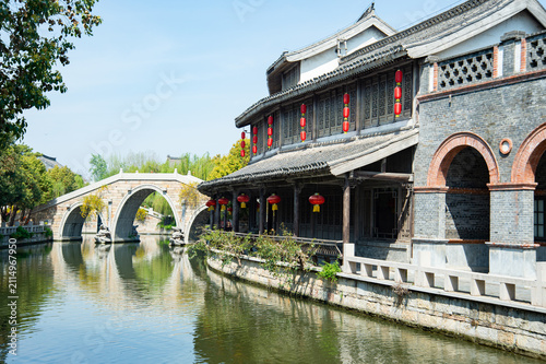 Foto Traditional Chinese water town with stone arch bridge and red lanterns