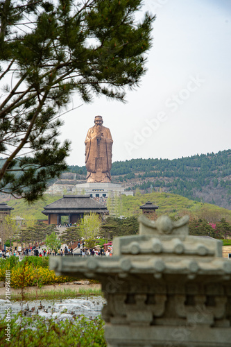 Quadro su tela Giant Confucius Statue at Nishan Sacred Land in Qufu, China