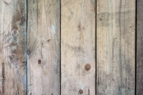 Feine Strukturen an Holzverkleidung der Gartenlaube im Schatten mit Licht
