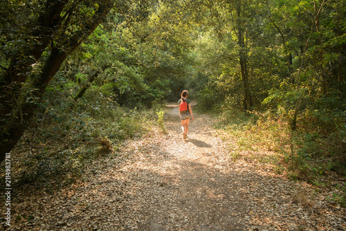 femme marchant seule en forêt, saint jean de monts,en vendée