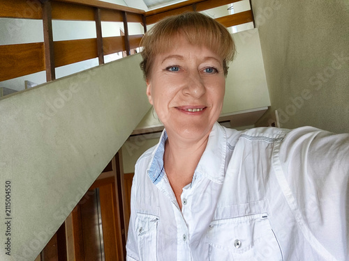Foto A sophisticated blonde woman captures a lifestyle selfie as she ventures through