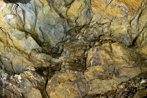 Obraz na plátně Exploration de l'intérieur d'une mine désaffectée du Mont Chemin en Valais, silhouette d'un explorateur près de la lumière naturelle au bout du tunnel rocheux