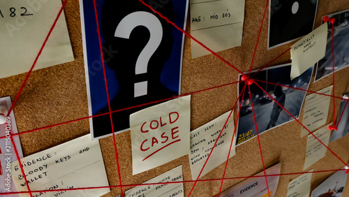 Fotografie Detective board organizing leads, pictures, and notes with red string, unravelin