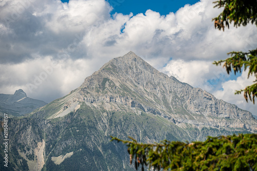 Fotografie Le Chavalard, sommet montagneux majestueux sous un ciel nuageux dramatique
Vue p