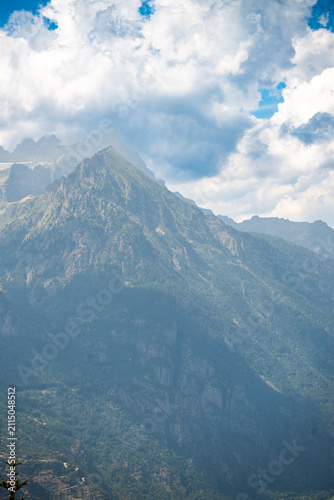 Le Chavalard, sommet montagneux majestueux sous un ciel nuageux dramatique
Vue panoramique d'une montagne rocheuse imposante se détachant sur un ciel bleu azur rempli de nuages cumulus denses et dram