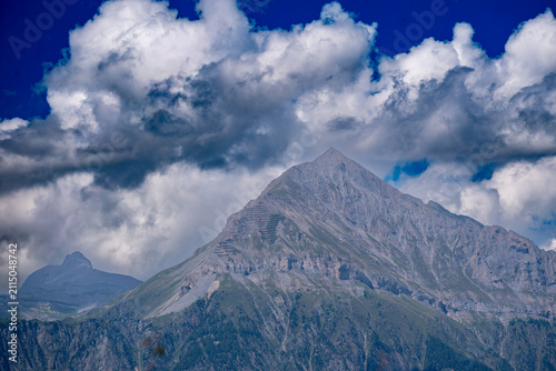 Obraz na płótnie Le Chavalard, sommet montagneux majestueux sous un ciel nuageux dramatique
Vue p