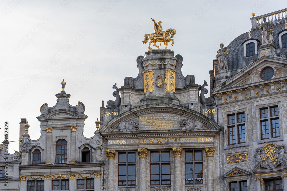 Obraz premium Patrimoine de la Grand-Place de Bruxelles : La Maison des Brasseurs (Anno 1698) et ses sculptures