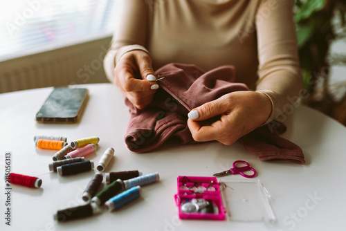 Obraz na płótnie repairing an old pullover