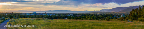 Cuadro en lienzo Scenic view of the city and the mountains from Peets Hill in the Burke Park in B
