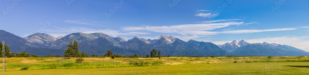 Obraz premium Beautiful Mission Mountains in Montana, viewed from the Mission Valley.