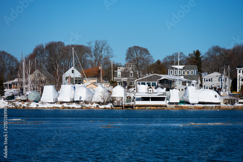 Quadro su tela Salisbury, USA -February 3,  2025: view of houses and boats along Merrimac riive