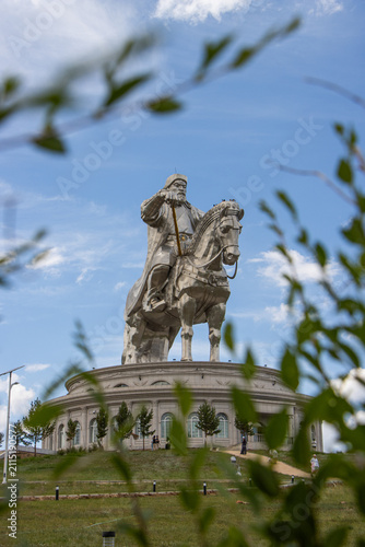 Cuadro en lienzo Genghis Khan Equestrian Statue Framed by Green Leaves in Tsonjin Boldog, Mongoli
