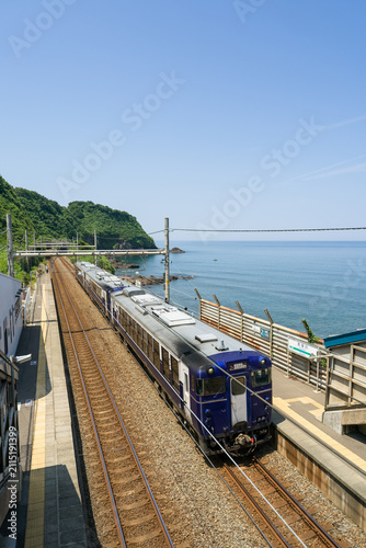新潟県の観光列車である快速Shu*Kuraが青海川駅に停車する
