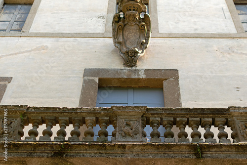 Foto Close-up architectural detail of a stone balcony with balustrades and a carved c