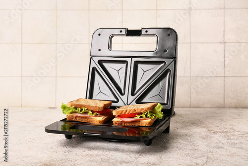 Electric sandwich maker wit...