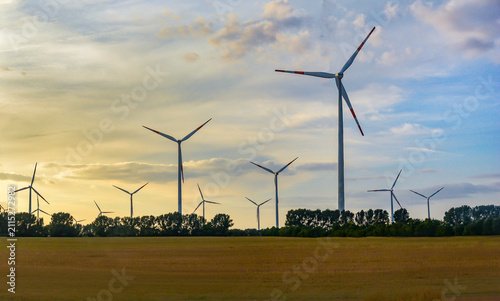 Parc éolien dans la campagne sous un ciel nuageux