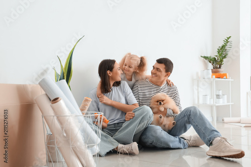 Konstfotografi Happy family hugging during repair of their new house