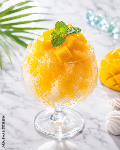 Obraz w ramie Tropical Mango Shaved Ice Dessert｜トロピカルなマンゴーかき氷の写真素材