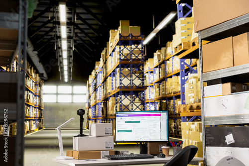 Obraz na plátně Empty fulfillment center contains industrial shelves, storage racks and boxes for e-commerce packaging, order processing and fast delivery