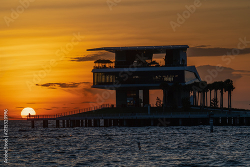 Fotografía Sunrise at the St Petersburg pier in florida