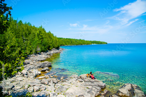 Foto Bruce Penisula National Park, Canada - May 8 2026: Rugged limestone cliffs and c