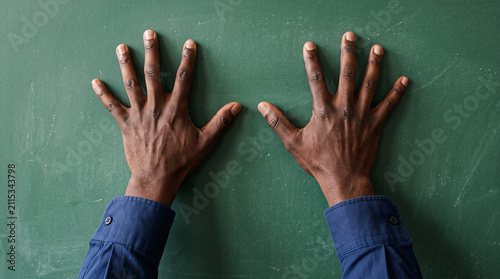 Deux mains appuyées contre un tableau noir en signe de stress