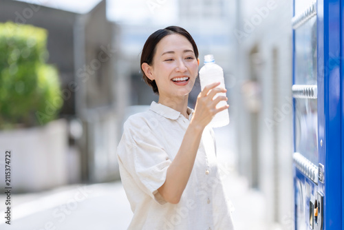Konstfotografi 水を飲む女性　自動販売機