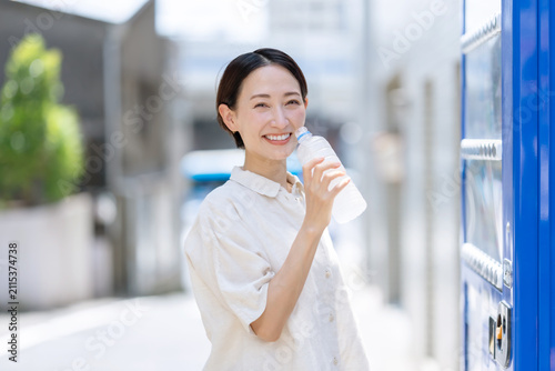 Fotografie 水を飲む女性　自動販売機