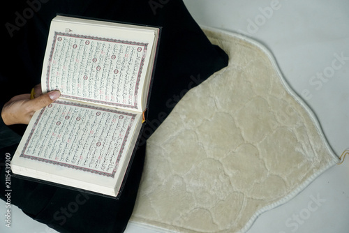 Foto Close-up of an open Quran on a Muslim child's lap during Islamic learning and religious education at home