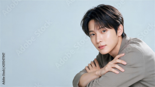 Plakat 腕を組んで前傾する日本人男性美容モデルのポートレート