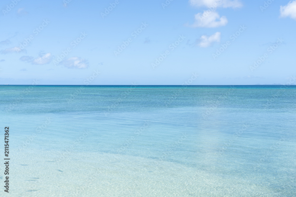 Fototapeta premium 沖縄の透き通った遠浅の海