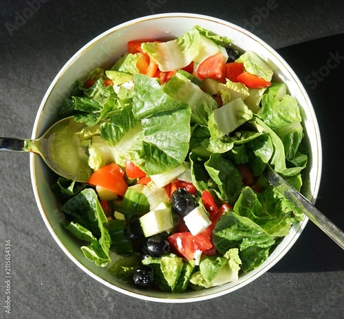 Salat mit schwarzen Oliven, Tomaten und Schafskäse