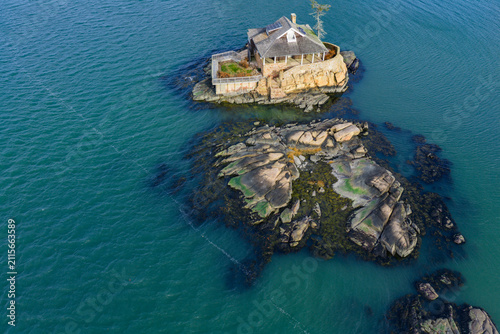 Bild auf Leinwand Quiet island hermitage with a lonely house