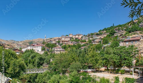 Картината върху платно A landscape photograph of the Maden district of Elazığ, built at the foot of a mountain, effectively capturing its distinctive architectural layout