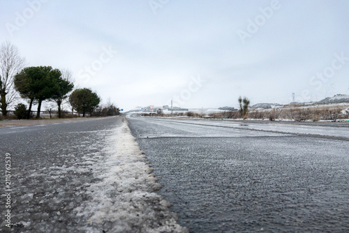 Foto Snow-covered winter landscape along the A-6 highway in the province of Valladoli