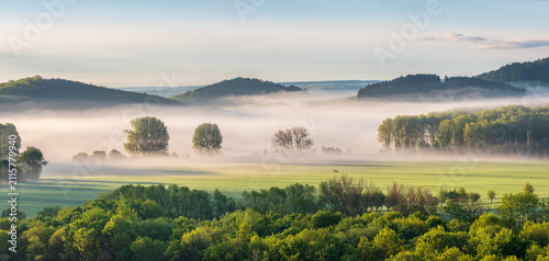 Morgenstimmung im Thüringer Becken, Hügellandschaft mit Nebel im Tal, Thüringen, Deutschland 