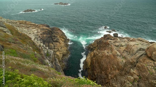 Detalle de un acantilado en la costa de A Coruña, con rocas escarpadas frente al océano Atlántico y un paisaje litoral de gran fuerza natural.