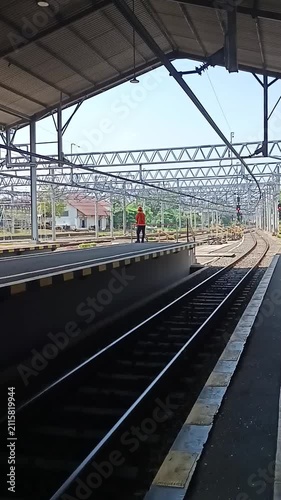 Rel di stasiun kereta api 