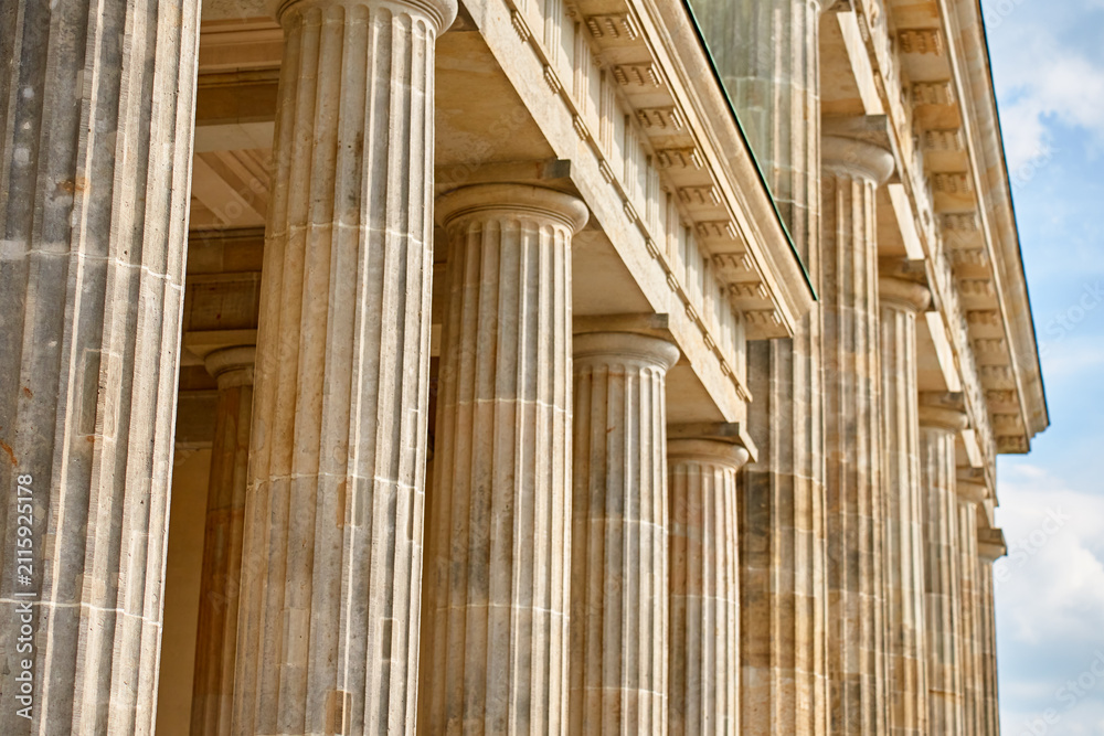 Obraz premium Close view of tall stone columns on a historic government building with classical architecture.