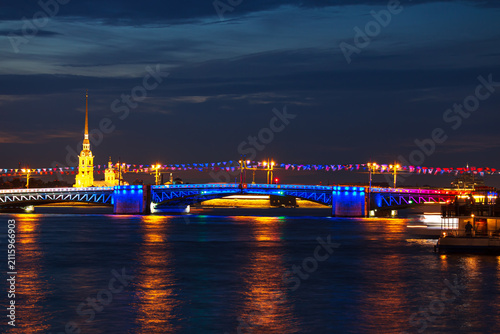 Foto The Peter and Paul Cathedral and Palace Bridge in the colors of the Russian flag at night