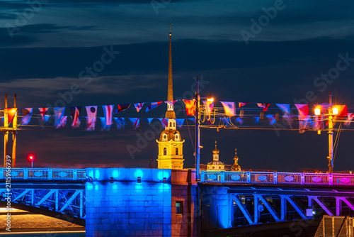 Foto The Peter and Paul Cathedral and Palace Bridge in the colors of the Russian flag at night