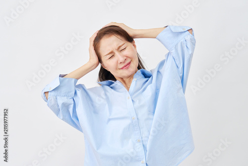 白背景で頭を抱える女性