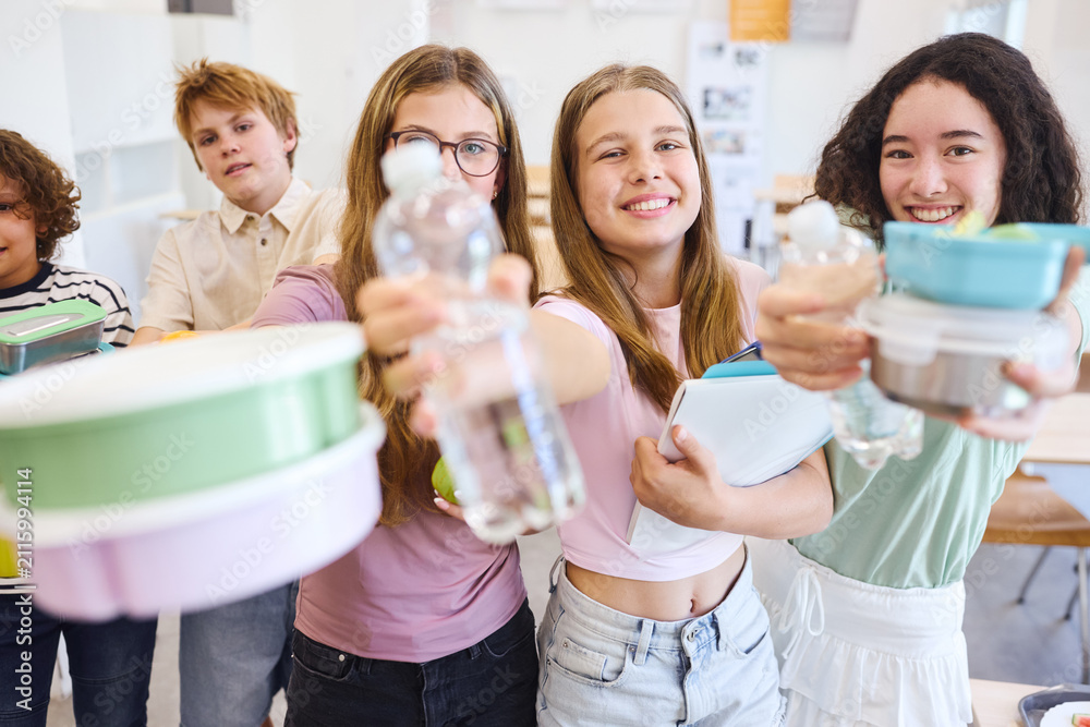 Obraz premium Group of students enjoying healthy food and drinks in a lively cafeteria