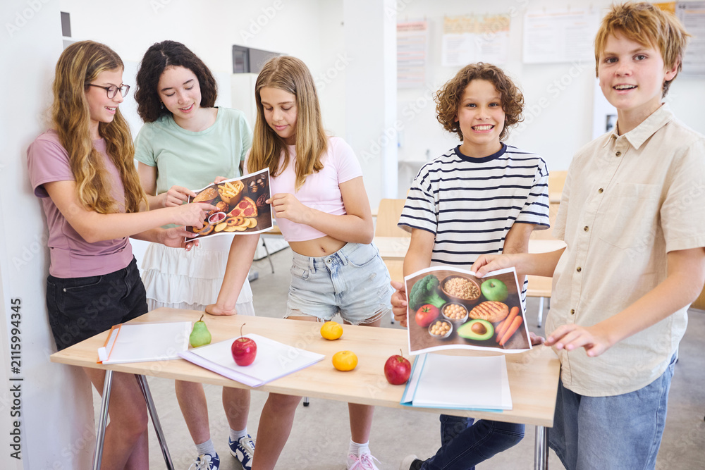 Obraz premium Group of students discussing healthy food options in a school classroom setting