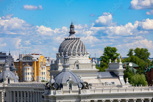 Foto Ornate lattice dome of historic palace against city skyline, Kazan