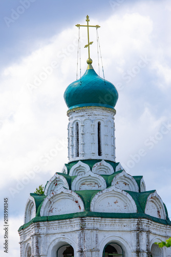 Canvastavla Weathered onion dome of Orthodox church with gilded cross, low angle