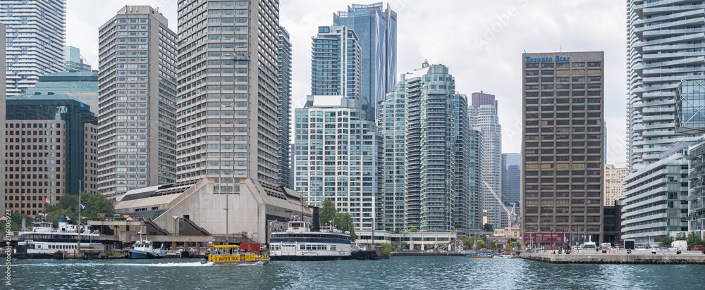 Obraz premium Toronto city skyline architecture office towers, modern buildings Ontario lake