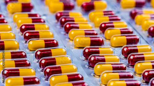 Canvastavla Close up of red and yellow pharmaceutical capsule medication in blister packs, healthcare and pharmacy background for prescription medicine, hospital treatment and pharmaceutical industry concept