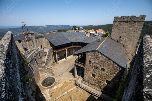 Foto Castro Caldelas Castle in the Ribeira Sacra, Ourense, Galicia, Spain