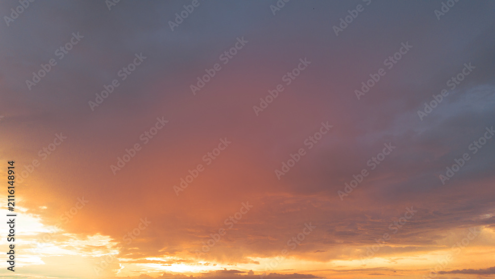 Fototapeta premium Vibrant Sunset Sky With Golden Clouds